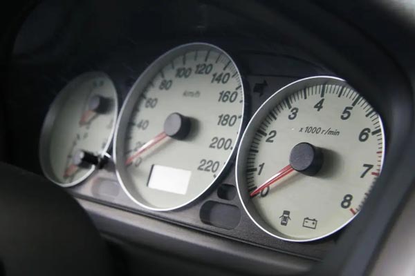 汽車標(biāo)識logo都是如何進(jìn)行打標(biāo)的？答案是用激光打標(biāo)機(jī)！